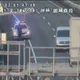 國5北上雪隧前「1人倒路邊」　警到場救人