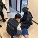 影/警破門而入！明仁會假投資詐騙逾2500萬　7嫌遭逮