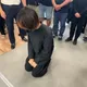 影/終於跪了！鄭詠心靈前女大生鞠躬「哭泣貌」致哀