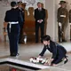 高市早苗訪澳跪下獻花　陸官媒批「遞投名狀」：為何不來南京？