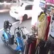 BMW違停挨撞、賓士倒栽蔥！　網見「駕駛抱孩衝下車」眉頭一皺