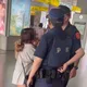 想搭霸王火車驚動警察　她「嘟嘴誘惑」全被拍下