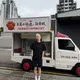 鍾明軒宣布環島賣雞蛋糕！母親節試營運「免費送50份」