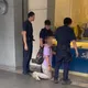 影/高雄50嵐門口長跪！　54歲男「護狗心切」央求車輛管制