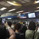 影/北捷列車設備異常！龍山寺站「人潮擠爆」　通勤族崩潰
