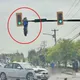 影/加拿大超離奇相撞車禍　機車被彈上天「懸掛」號誌燈桿上