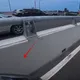 影/淡江大橋通車不到1小時！　後方騎士搶道硬擠險擦撞