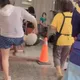 影/買不到包子給公婆吃！　礁溪女子當眾暴怒踹踢店內桌椅