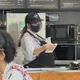 路易莎店員「肚子蓬蓬的」　揹嬰兒工作感動25萬人