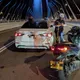 影/淡江大橋通車9小時首撞！黃牌重機追撞轎車　騎士當場噴飛