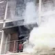 影/東海大學學生宿舍大火！「冷氣室外機狂燃」烈焰濃煙竄