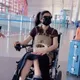 陳妍希跟腱斷裂復健中！坐電動輪椅現身機場現況曝