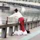 「放生奶茶」?貴州女狂往河中倒手搖飲 網傻眼:下次換火鍋湯