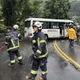 新北新店砂石車翻覆撞巴士　8人受傷送醫救治