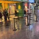 死神降臨西門町？大樓牆面掉瓷磚雨　遊客差一秒命就沒了