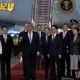 川普走出機艙門舉起右手握拳振奮！大陸國家副主席韓正率高層迎接