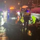 影/嚴重！機車騎士闖台64線「撞護欄撞轎車」重創未脫險