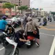 「裙擺咬咬」慘遭後輪吞噬卡死！　鳳山暖警出手化解冏境