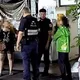 先生這裡不能寄武士刀喔！逃逸移工「借放」被拒怒砸店