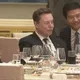馬斯克現身習川會國宴！小米董事長雷軍化身「迷弟」半蹲求合影