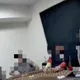 影/北市萬華民宅暗藏職業賭場　警突襲逮17人送辦
