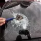 影/屏東男開車飛來橫禍！對向車輾飛鐵塊　擋風玻璃秒變蜘蛛網