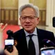 影/就是愛小吃!黃仁勳現身北京胡同 站路邊大啖「炸醬麵」