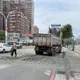 影/淡水砂石車急煞土方大量滲漏　釀車流回堵警開罰
