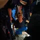 影/新莊男「街頭揮長劍」嚇壞鄰居　遭警破門壓制