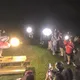 拯救國旅？百人夜衝看「恐龍」模仿擎天崗情侶