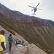 影/玉山主峰下風口男墜66樓深亡　直升機吊掛運送下山