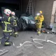 影/喪屍煙彈奪命？毒蟲駕駛連撞4車　下秒撞進工廠「夾死車內」