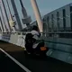 影/講不聽！重機男「逕停淡江大橋拍風景」　半小時吞1萬2罰單