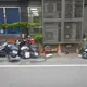 疑恍神釀禍！25歲特斯拉女駕駛　逆向橫掃9機車