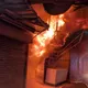 影/疑電線起火！基隆民宅驚傳火警　大批警消急封鎖救援
