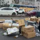 疑門沒鎖好？桃園龜山貨櫃車紙箱全倒出　害2車擦撞