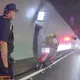 影/雪隧驚見男突下車「坐路邊滑手機」釀緊急封閉