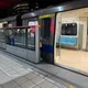 搭捷運別當低頭族！淡水信義線「握把掛免費保養品」網嗨翻