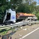 影/狀況危急！國1「砂石車撞破護欄衝下邊坡」現場救援中