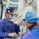 女子腰痛2年「脊髓擠滿千條寄生蟲」 醫曝：手術像...湯裡撈麵條