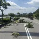 新北三芝灑水車爆胎失控翻覆　騎上安全島駕駛受困