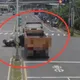 影/新北八里砂石車全速闖紅燈　休旅車遭衝撞旋轉180度