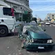 嘉義自小客闖紅燈遭曳引車擊落　車輛全毀駕駛送醫