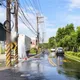 新北樹林大貨車撞斷消防栓　水柱噴1樓高路面積水