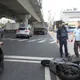 紅燈不煞車還硬闖！大貨車「親女騎士屁股」驚險一幕全錄下