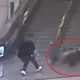 怪男騎機車闖板橋車站！「滾下梯」喊摔不死　下秒跑去臥軌