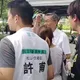 柯文哲萬華遭鬧場「砸蛋襲擊」！民眾黨怒提告
