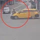 影/北市無照小黃闖紅燈機車斷成兩截　騎士噴飛重傷骨折