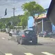 影/新竹轎車高速闖紅燈撞機車　男「頭下腳上」騰空飛