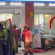 影/新竹轎車失控撞進超商！櫥窗全毀　國道客運疑遭波及